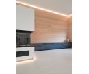 Sideboard mit Schwarzstahl und Wandverkleidung in Eiche mit LED Sideboard mit Schwarzstahl und Wandverkleidung in Eiche mit LED